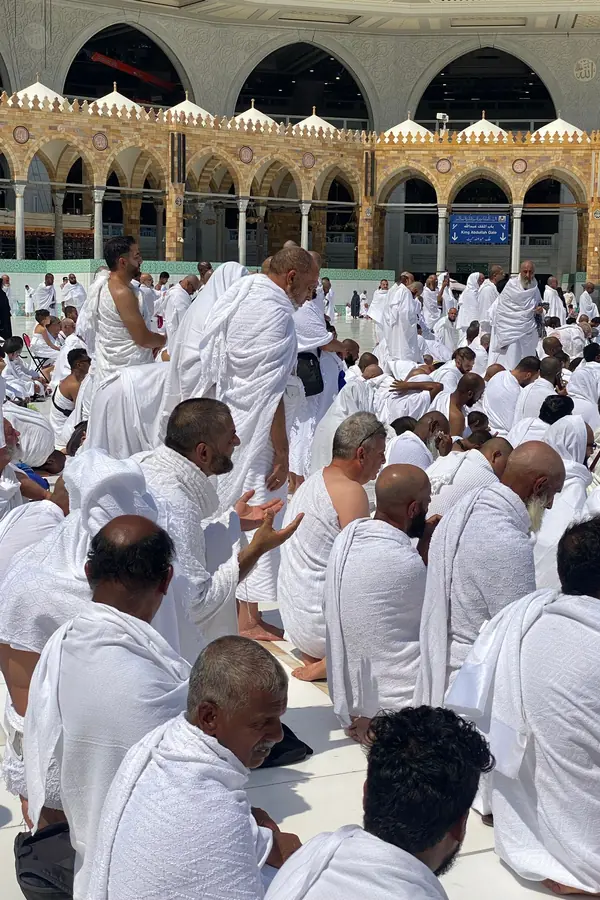 Harem'de ihramlı hacılar dua ediyor