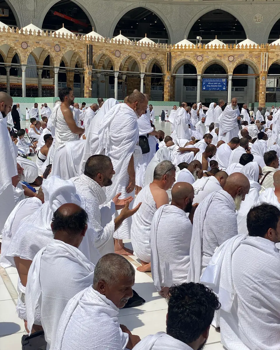 Harem'de ihramlı hacılar dua ediyor