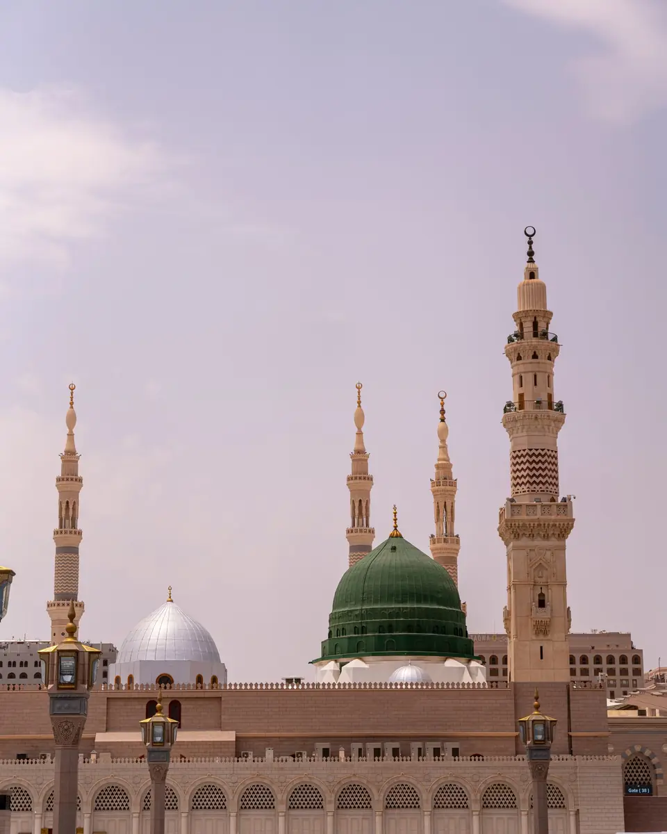 Akşam ışığında Mescid-i Nebevî ve minareleri